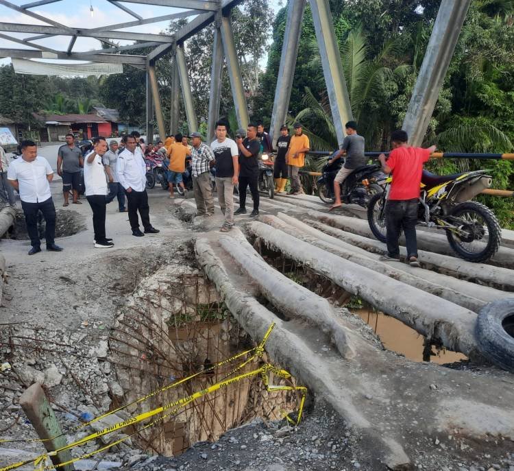 Rusak Parah, Warga Serbajadi Sergai Minta Presiden Jokowi Perbaiki Jembatan Titi Besi