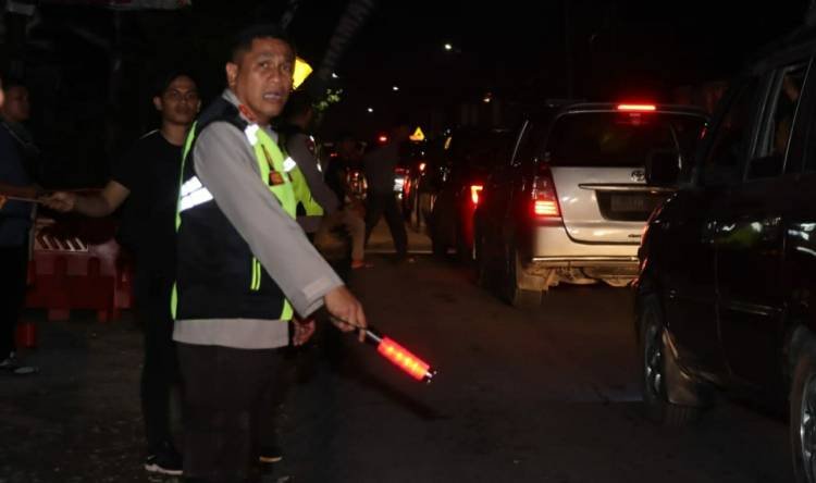 Polisi Berlakukan One Way Urai Kemacetan di Simpang Dua