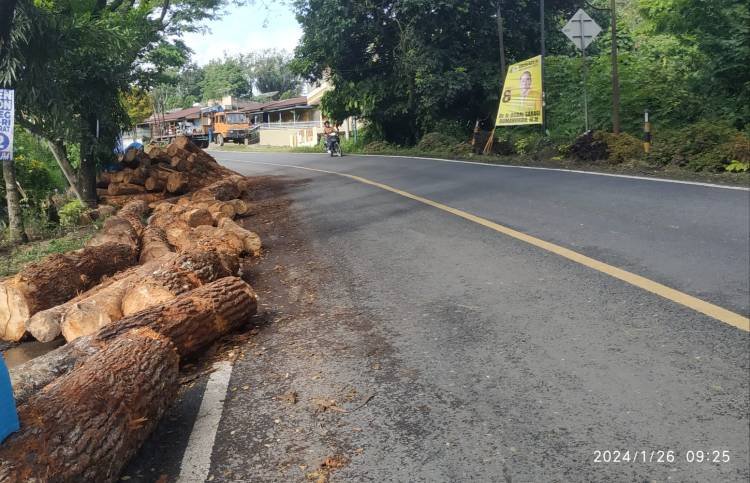 Truk Logging Terbalik di Tikungan Jalan Parapat Pematangsiantar