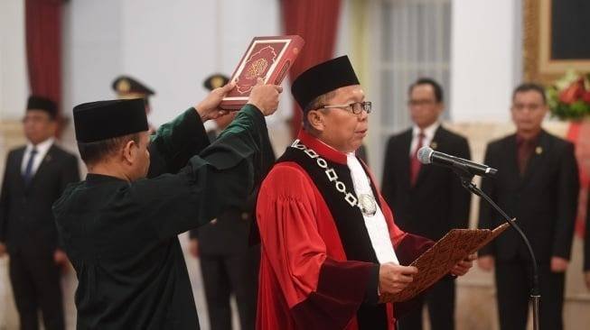 Ucap Sumpah di Depan Jokowi, Arsul Sani Resmi Jadi Hakim MK