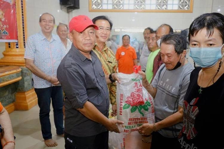 Wali Kota Tanjungbalai Bagi Sembako dan Angpao Imlek