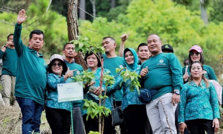 Pj Gubsu Bersama Bupati Simalungun Tanam Pohon di Sipolha Horisan