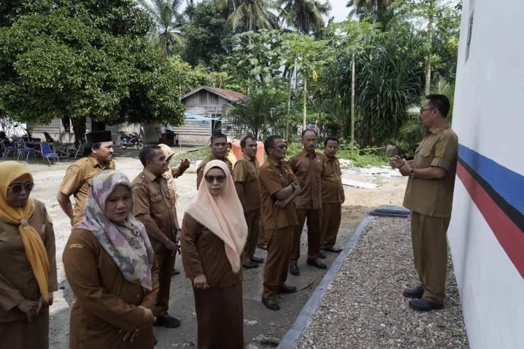 Hari Pertama Masuk Kerja, Bupati Labusel Sidak di Kantor Camat Kampungrakyat