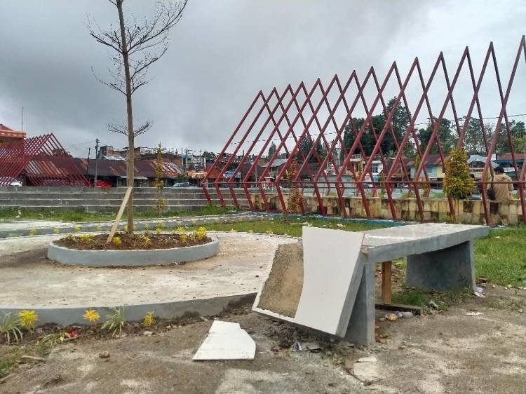 Baru Dua Minggu Selesai Dikerjakan, Bangunan RTH Saribudolok Sudah Rusak