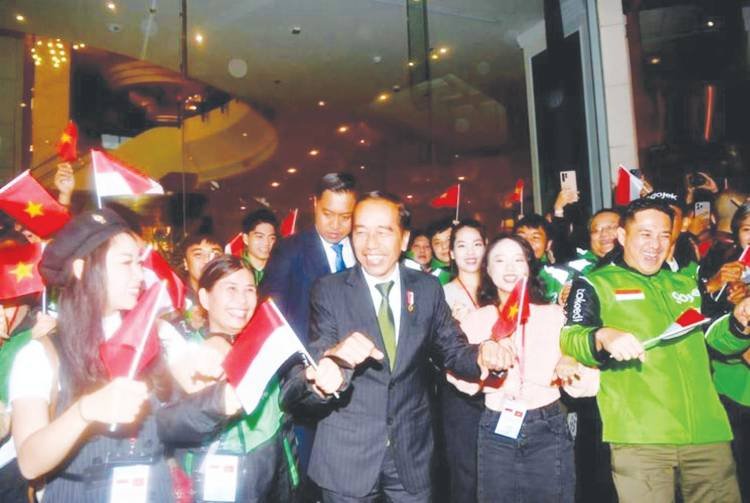 Jokowi Disambut Meriah Saat Tiba di Hanoi, Ikut Joget Bareng WNI