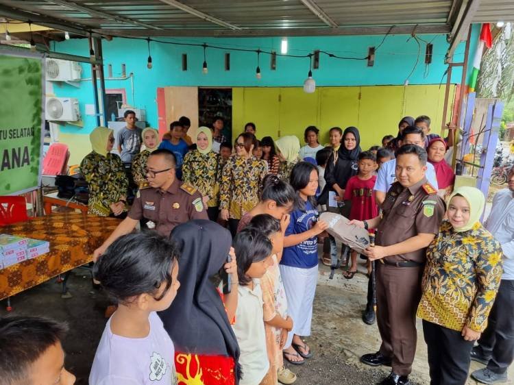 Anak Korban Banjir di Kotapinang Dapat Bantuan Dari Kejari Labusel