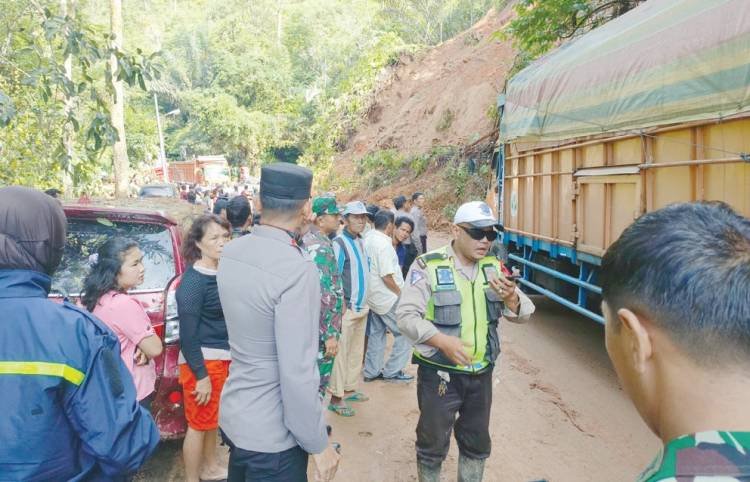 Jalinsum Tarutung-Sibolga Diterjang Longsor, 7 Mobil Tertimpa 3 Sekeluarga Tewas