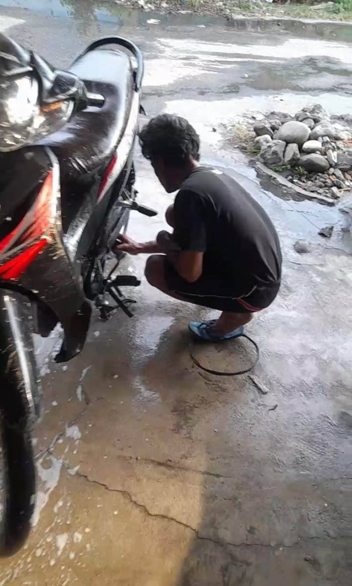 Hilangi Kesedihan Pasca Anaknya Tewas Dibakar, Ribut Hartono Bekerja di Doorsmeer