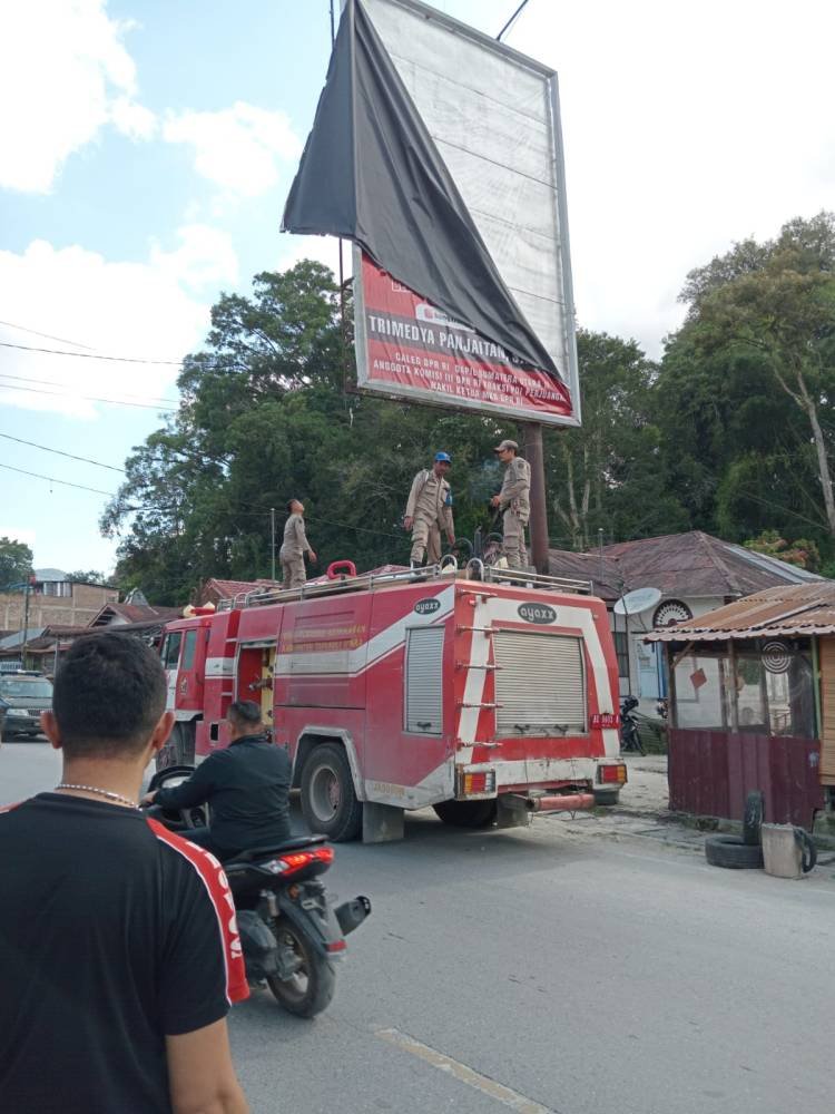 Pembersihan APK Masih Terus Dilakukan Bawaslu Taput di Masa Tenang