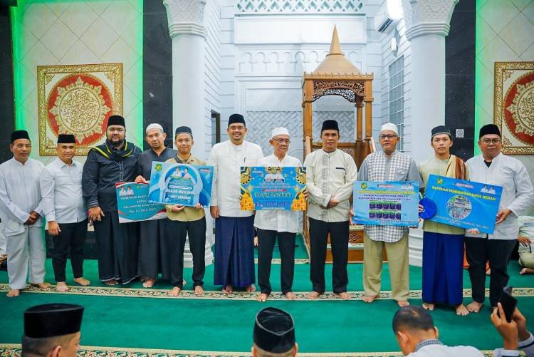 Perdana di 2024, Bobby Nasution Safari Subuh di Mesjid Muslimin