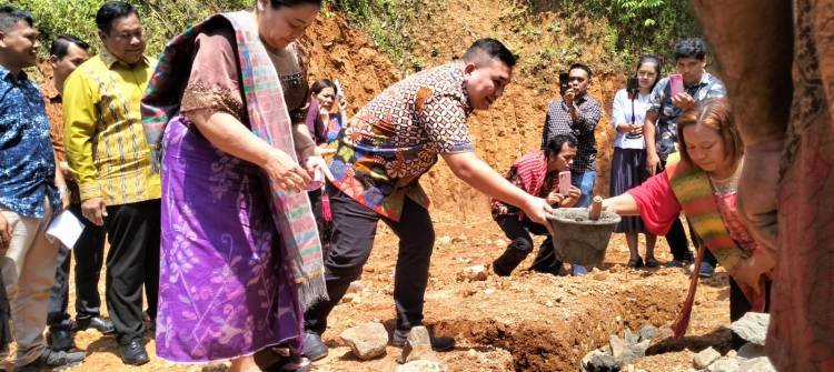 Anggota DPR RI Lakukan Peletakan Batu Pertama Gedung Gereja GBKP Kuta Buluh Dairi