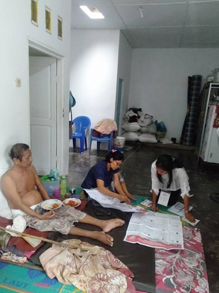 Seorang Penderita Lumpuh Nyoblos Dibantu Istri