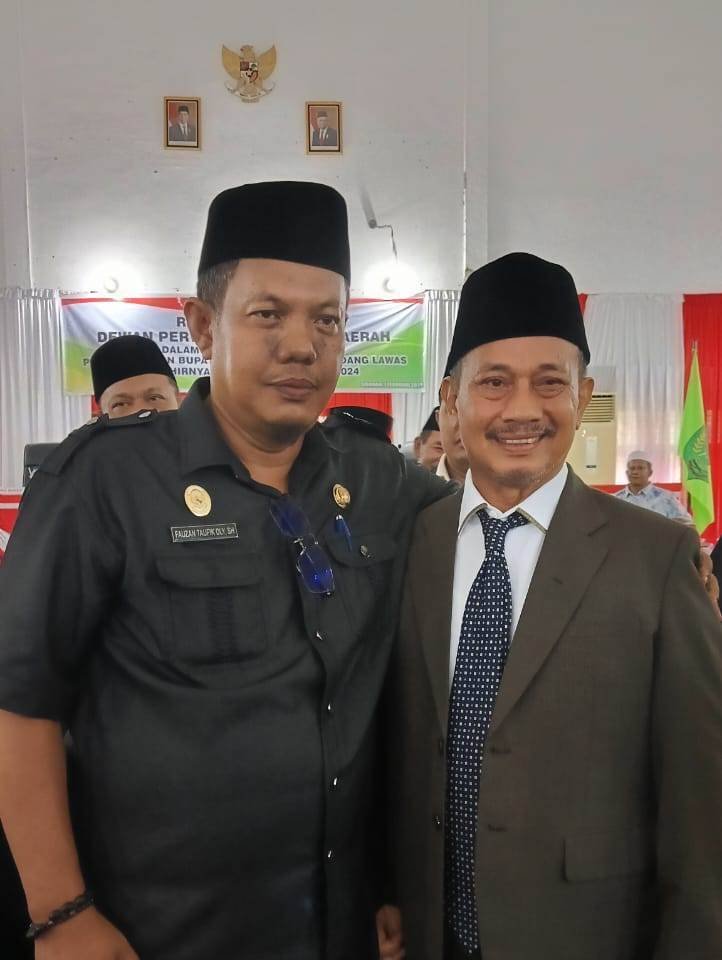 Diduga Akibat Berfoto dengan Bupati TSO, Fauzan Daulay Dicopot dari Plt Camat Barumun