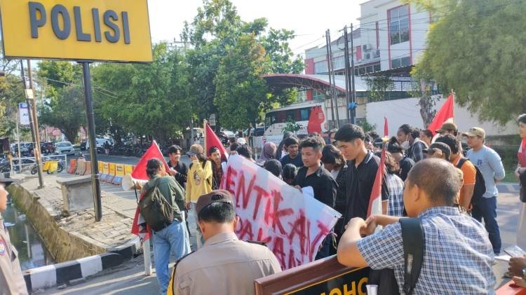 Aliansi Mahasiswa Bersatu Gelar Aksi di Mapolrestabes Medan