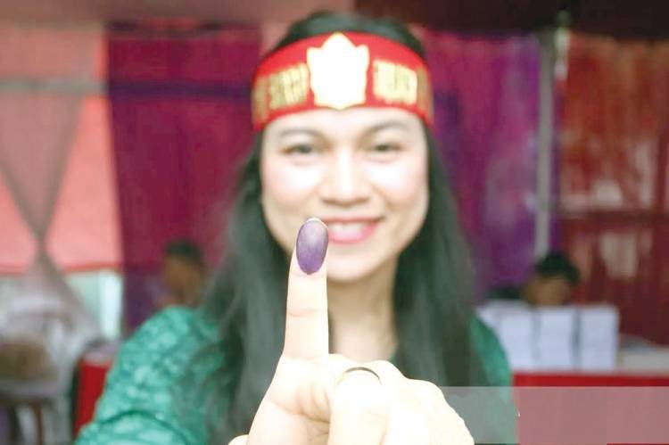 Berpakaian Khas Adat Batak, Warga Tangsel Nyoblos Sebelum ke Gereja