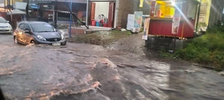 Curah Hujan Tinggi, Jalan Jamin Ginting Kabanjahe Macet akibat Banjir