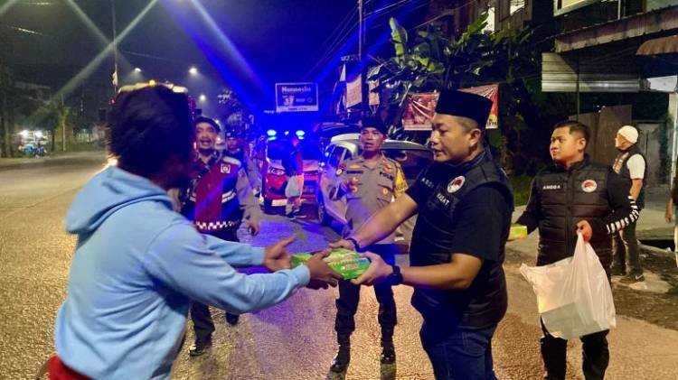 Polres Belawan Bagikan Makanan Sahur Gratis kepada Warga