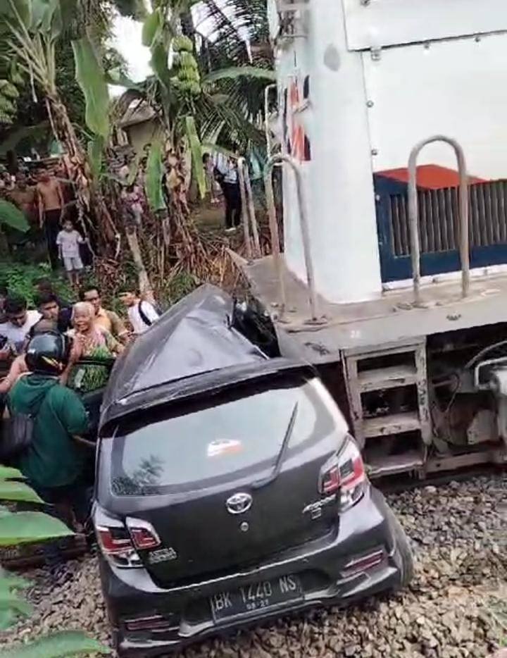 Minibus Tertabrak KA di Tebingtinggi, Satu Tewas