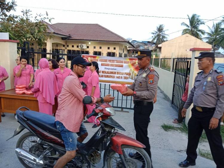 Polsek TBU Berbagi Takjil dan Makanan Berbuka Puasa