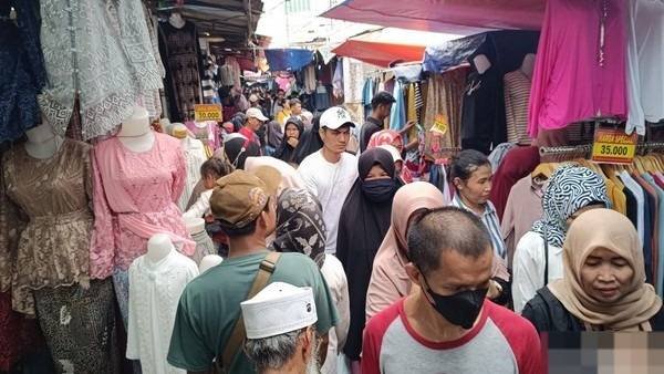 Pasar Tanah Abang Ramai Pengunjung Jelang Ramadan, Pedagang Senang Omzet Naik
