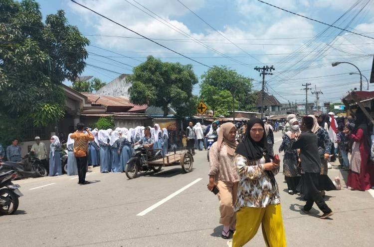 Masyarakat Turun ke Jalan Sambut Kedatangan Presiden ke Tanjungbalai