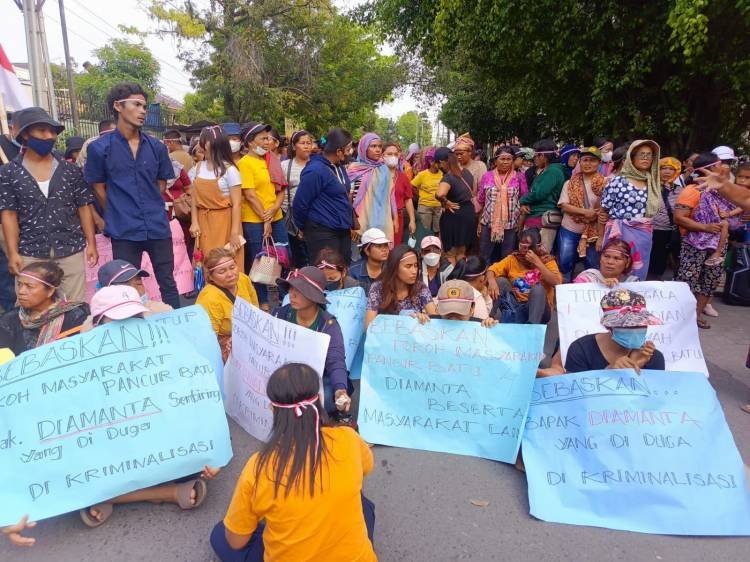 Puluhan Emak-emak Gelar Demo di Depan Polrestabes Medan, Desak Oknum Ketua OKP Dibebaskan