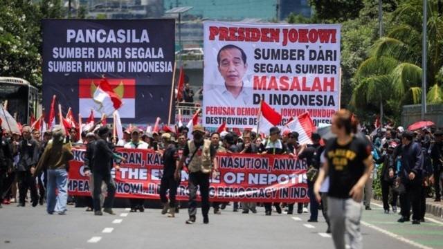 Dua Kubu Massa Pro-Kontra Pemakzulan Jokowi Demo di Depan DPR