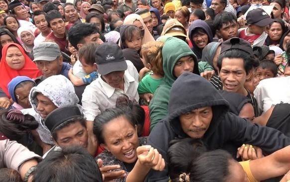 Ricuh Pembagian Zakat di Makassar, Warga Terjepit hingga Pingsan