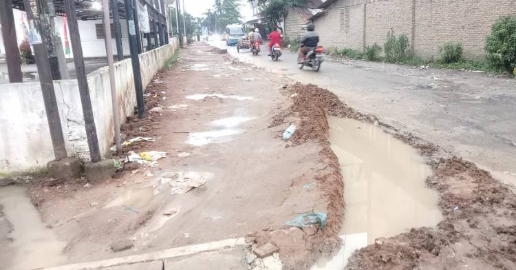 Warga Keluhkan Kubangan Bekas Proyek Drainase di Kota Perdagangan Simalungun