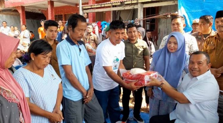 Meski Belum Sehat, Wali Kota Jamaluddin Pohan Kunjungi Korban Kebakaran Sibolga