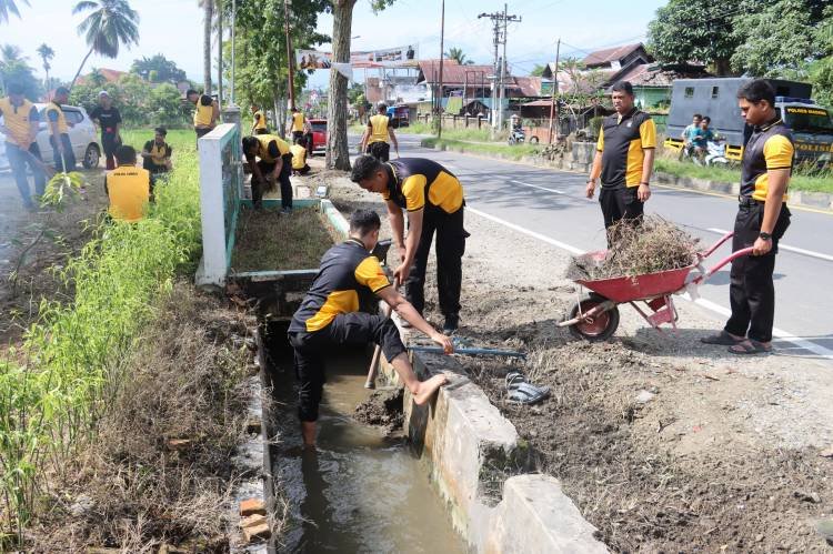 Jelang Ramadan, Polres Madina Bersih-bersih Masjid