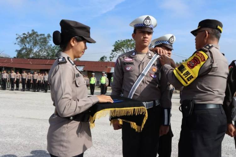 Pelajar dan Komunitas Betor Ikut Apel Pasukan Ops Keselamatan Toba 2024 Polres Taput