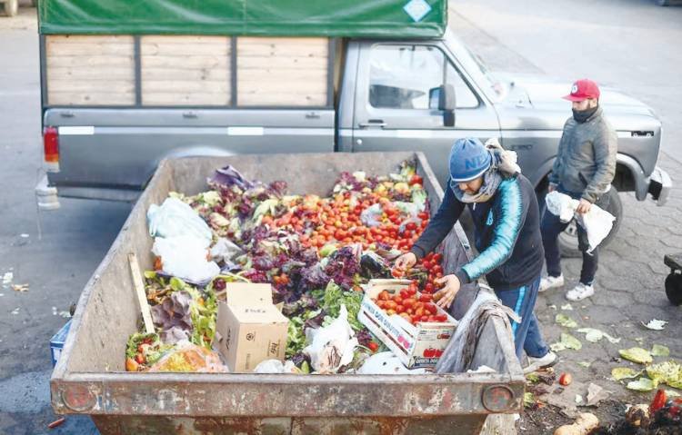 Warga Bongkar Sampah Demi Makan