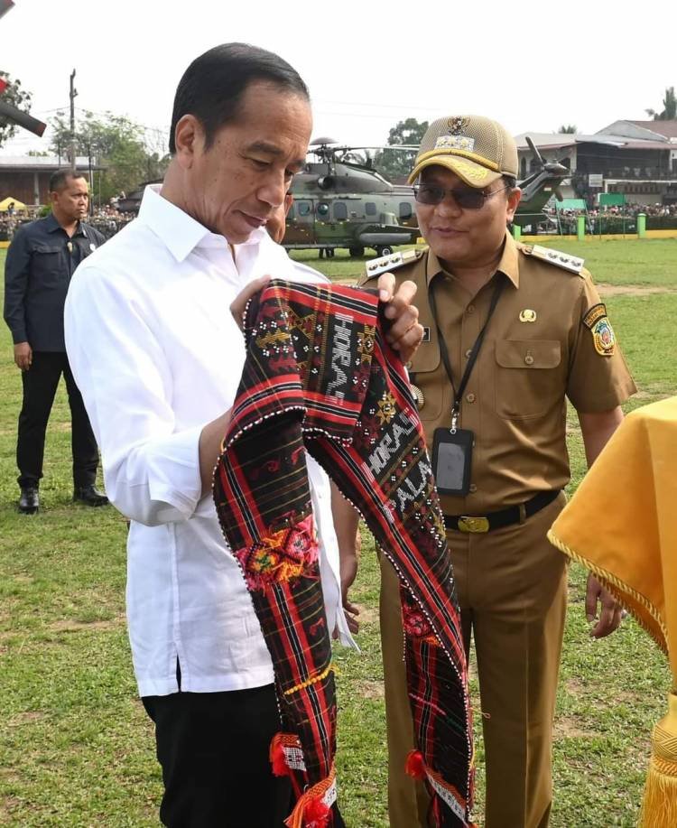 Kunjungan Jokowi ke Padanglawas Disambut Pj Bupati dengan Penyerahan Ulos