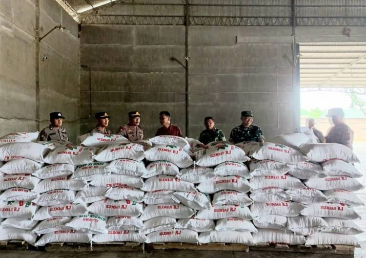 Kapolsek Firdaus Bersama Danramil 10 Seirampah Cek Stok Beras