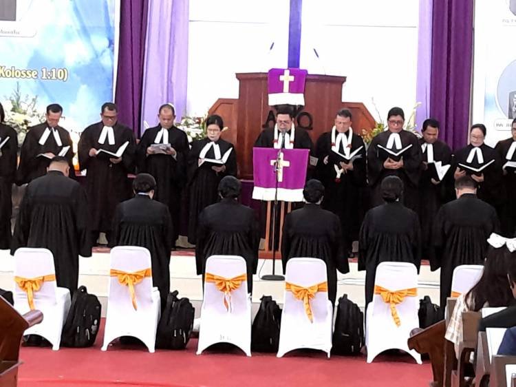 Ephorus GKPS Pdt Dr Fajar Purba Tahbiskan 10 Pendeta
