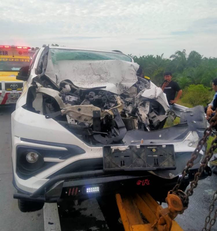 Tabrak Belakang Tronton Boks di Tol Sergai, Pengemudi dan 2 Penumpang Minibus Luka