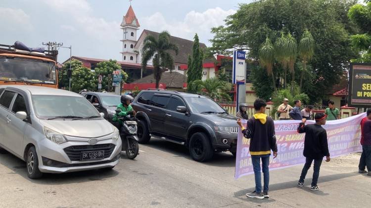 Polda Sumut Didemo Peserta PPPK saat Kepala BKD dan Kadis Pendidikan Langkat Diperiksa