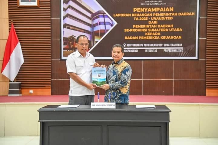 Bupati Humbahas Serahkan LKPD TA 2023 ke BPK-RI