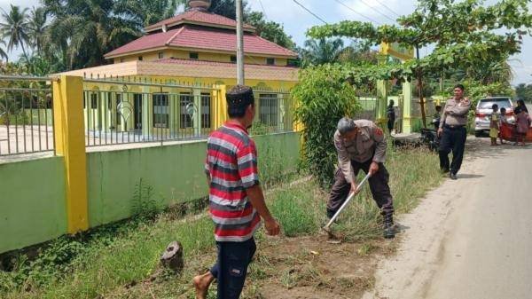 Polres Simalungun dan Jajaran Bersihkan Masjid Jelang Ramadan