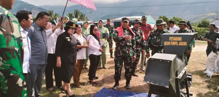 Danrem 023/KS Serahkan Mesin Pemipil Jagung pada Penutupan TMMD ke-119 di Karo