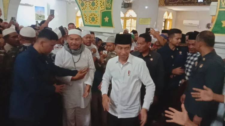 Presiden Jokowi Sholat Jumat Berjamaah di Mesjid Agung Rantauprapat