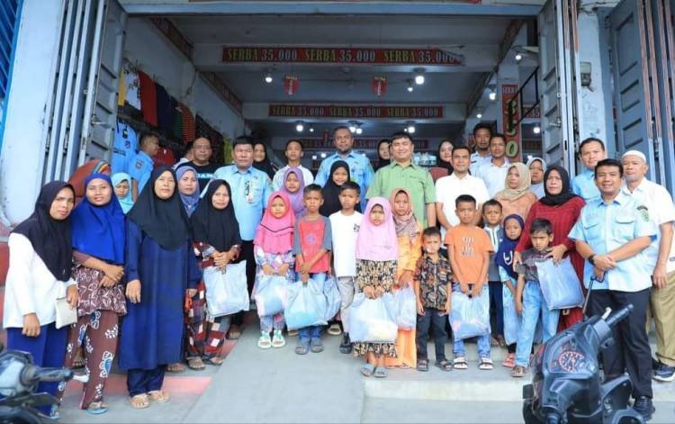 Bupati Labura Ajak 200 Anak Yatim Belanja Baju Lebaran