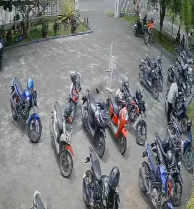 Aksi Pencurian Sepeda Motor di Kantor Disdukcapil Simalungun Terekam CCTV