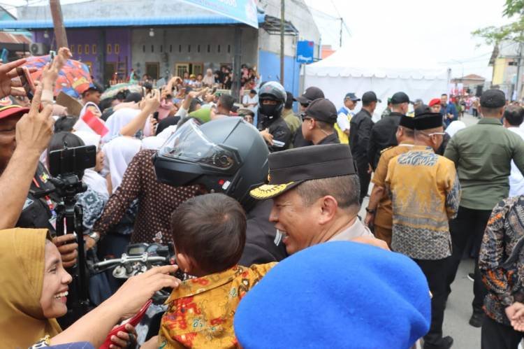 Antusias Bertemu Presiden Jokowi, Kapolda Sumut Gendong Seorang Anak