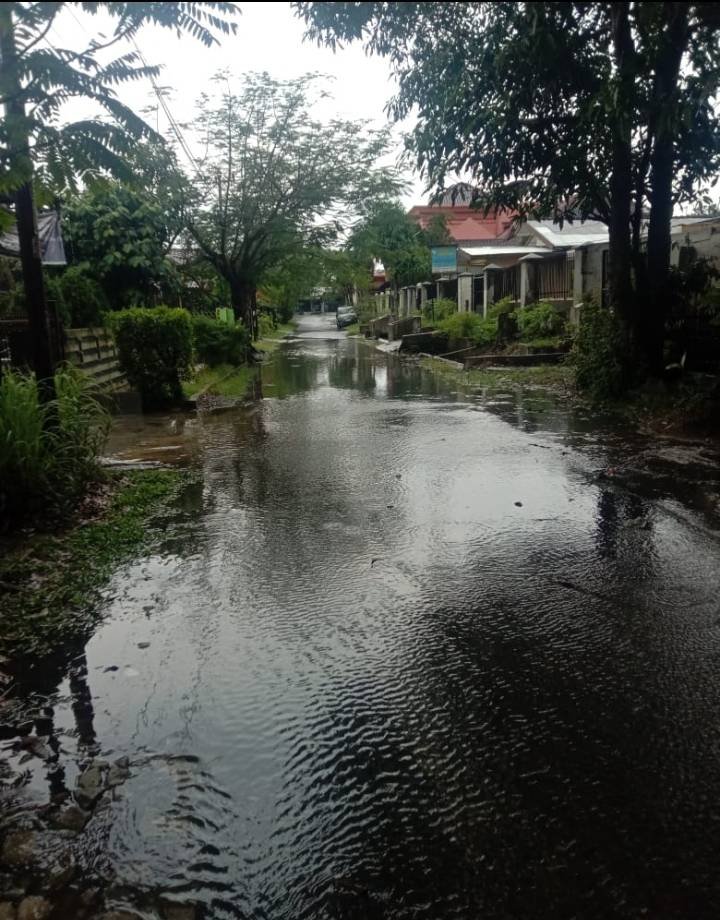 Jalan Cempaka I Kompleks Pemda TK I Tuntungan Tergenang Banjir