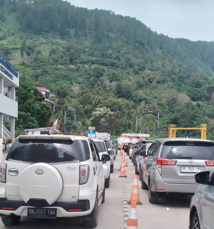 H-1 Lebaran, Penyeberangan Pelabuhan Ferry Jurusan Tigaras-Simanindo Meningkat