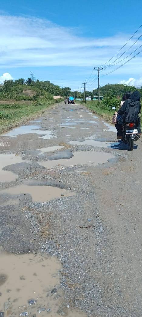 Jalan Provinsi Silimbat-Silaen Rusak Parah