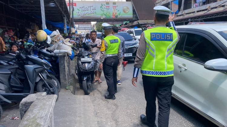 Sat Lantas Polres Pematangsiantar Tertibkan Parkir Liar di Bahu Jalan Pasar Horas