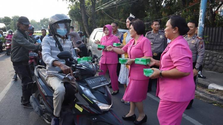 Bhayangkari Kota Medan Bagikan Takjil di Jalan HM Said